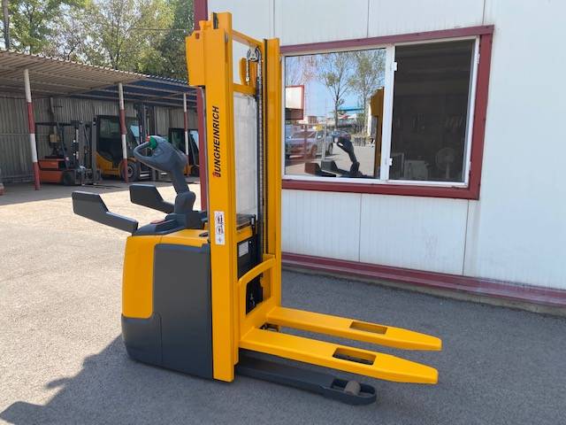 TRANSPALET ELECTRIC CU PLATFORMA JUNGHEINRICH ERC 214