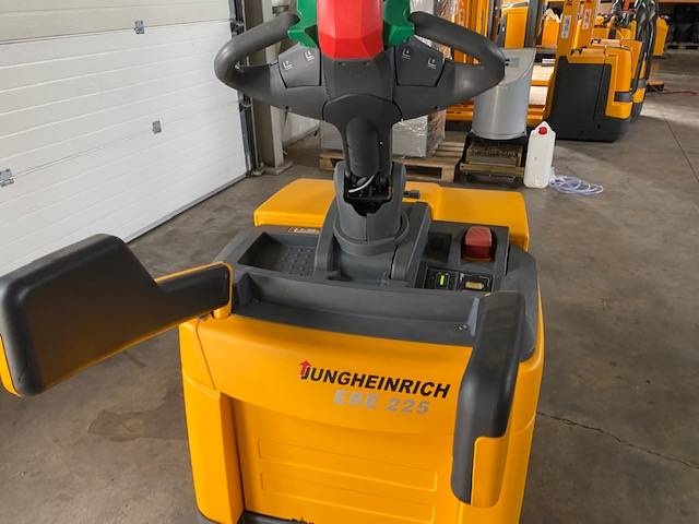 TRANSPALET ELECTRIC CU PLATFORMA JUNGHEINRICH ERE 225 KLPF